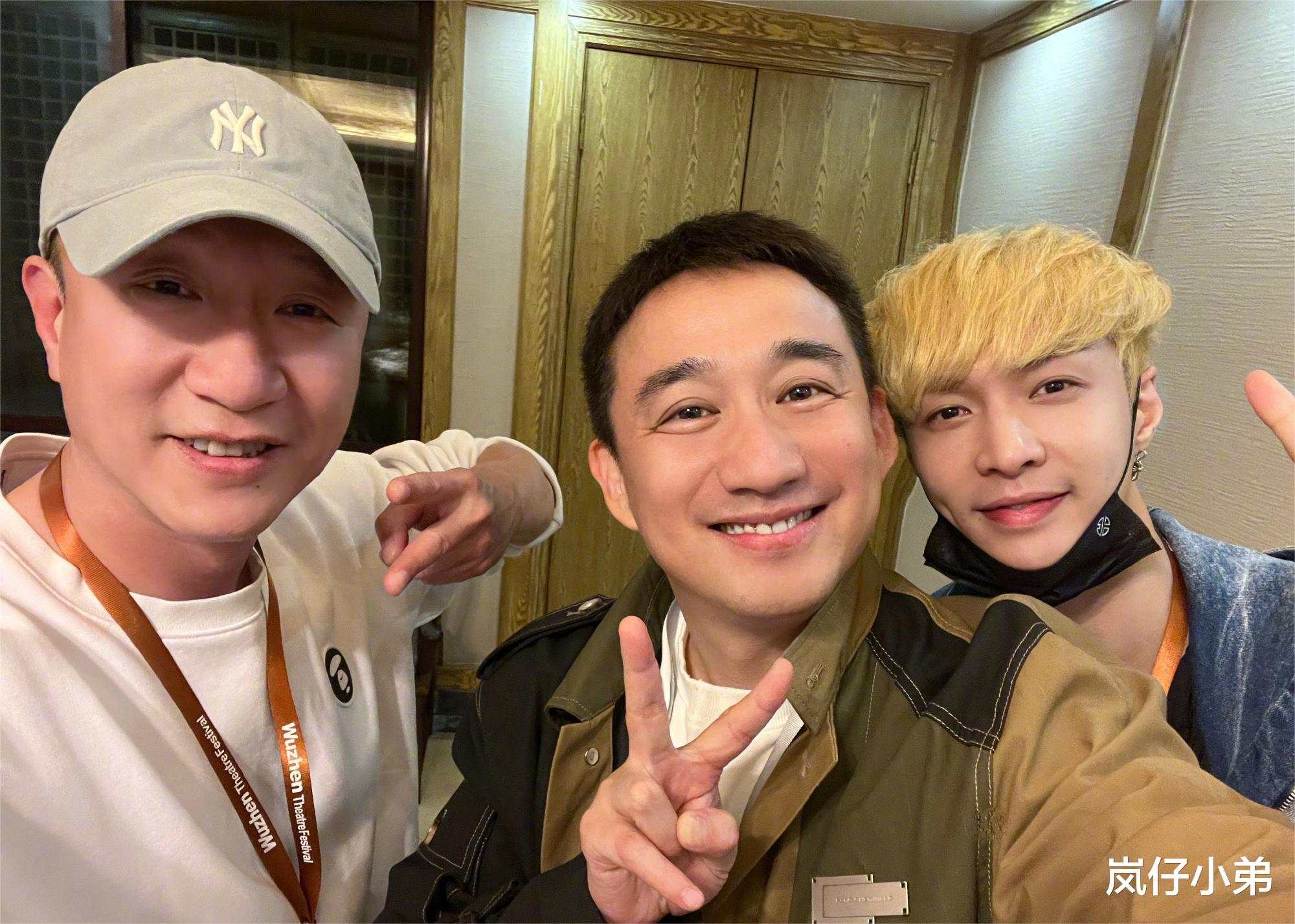 黄渤时隔多年再提男人帮，晒出五人罕见合体照，王迅手势令人泪目