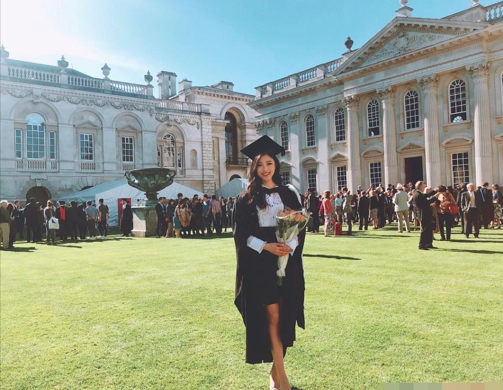 她是香港中环四美，嫁帅气钢琴家却出轨闺蜜老公，今生活依旧精彩！