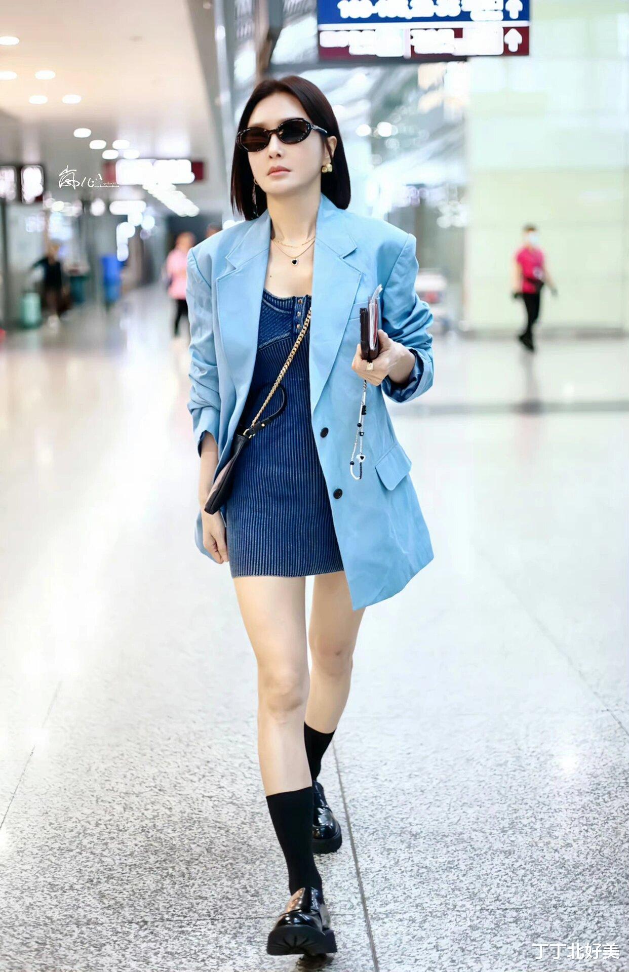 44岁秦岚带火了一种新穿法:“外面去开会,里面去夜店”,太减龄