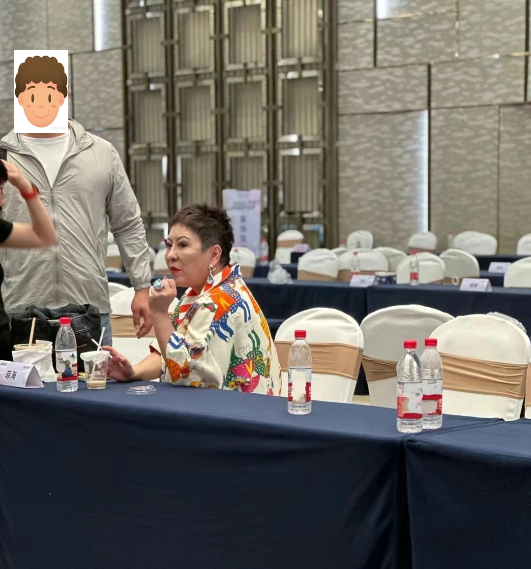 向太|新造型!向华强变帅气状态像小伙,向太超短发显老气,大钻戒抢镜