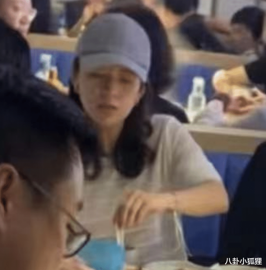 章子怡|章子怡全家三亚聚餐，汪峰当甩手掌柜，章子怡独自照顾儿子吃饭