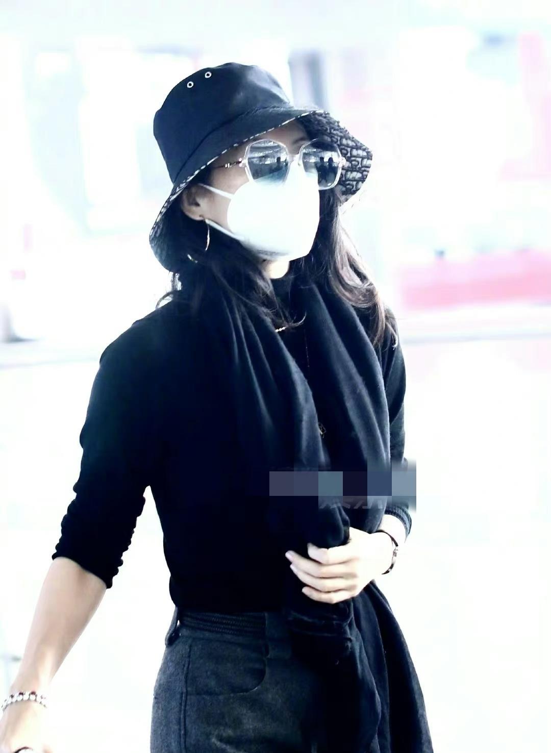 章子怡|章子怡结束巴黎行回国，机场路透曝光又飒又美，独自拉行李无人陪