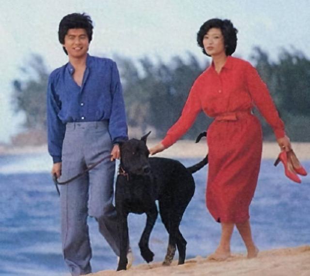 被山口百惠的老年状态惊艳到:64岁发腮发福,穿衣极简却气质高级