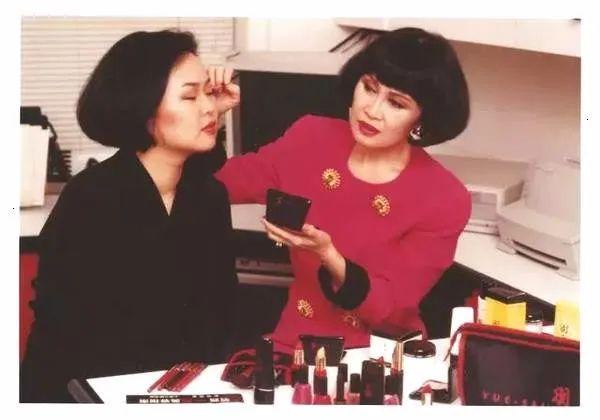 靳羽西|春晚前排坐了20年的她,到底什么来头?