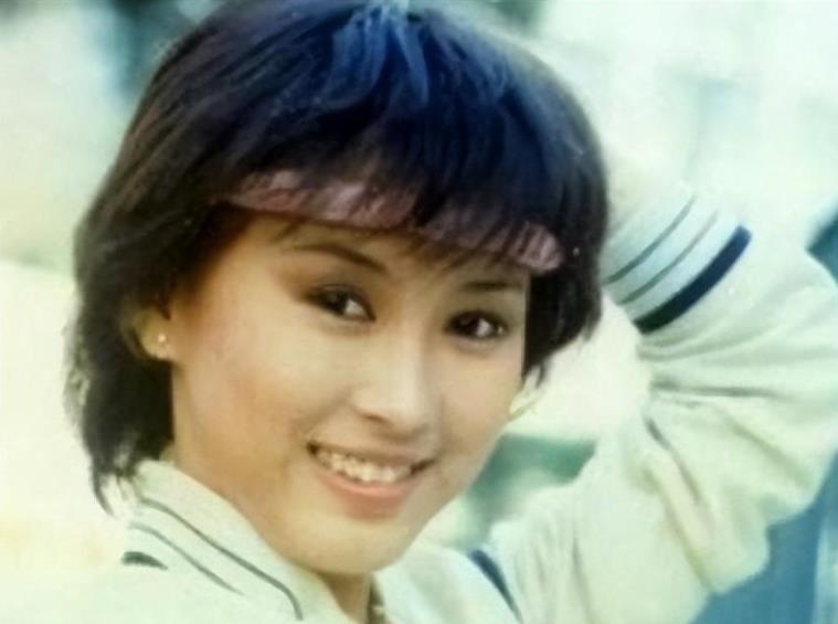 曾是“亚视一姐”，却被渣男老公骗光家产，如今61岁落寞街头