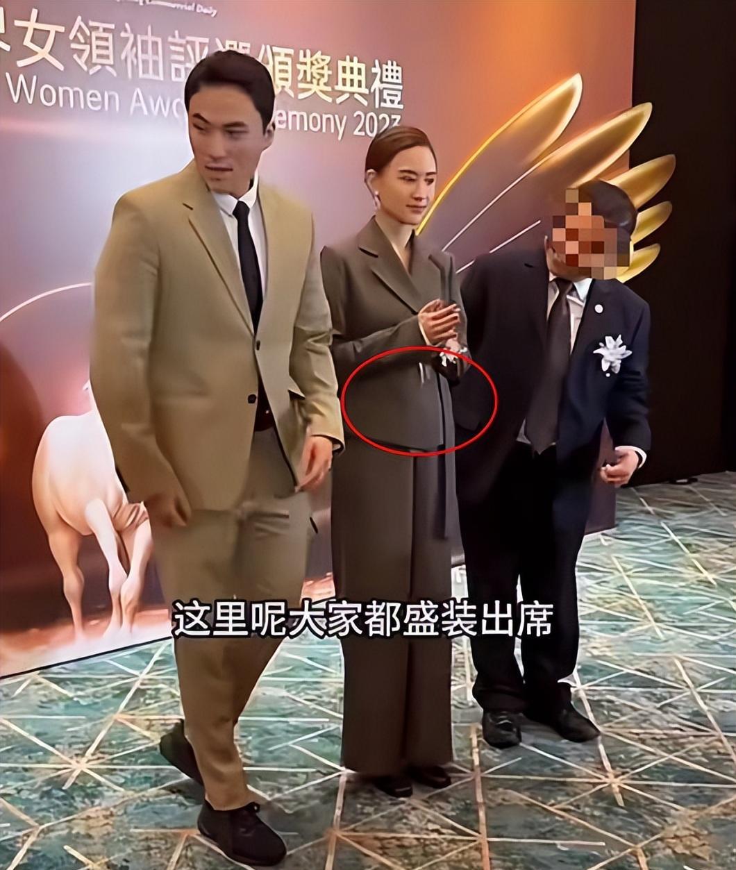 何超莲现身领奖再被疑怀孕,小腹明显凸起,候场瘫软在沙发显疲惫