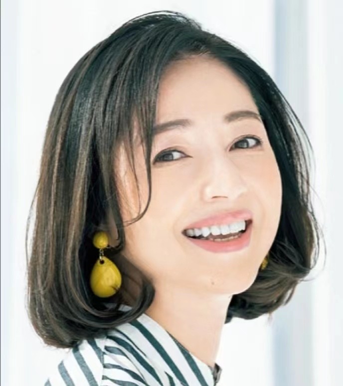 短发 女人到了四十岁，选对发型比长得漂亮更重要，短发和锁骨发最洋气