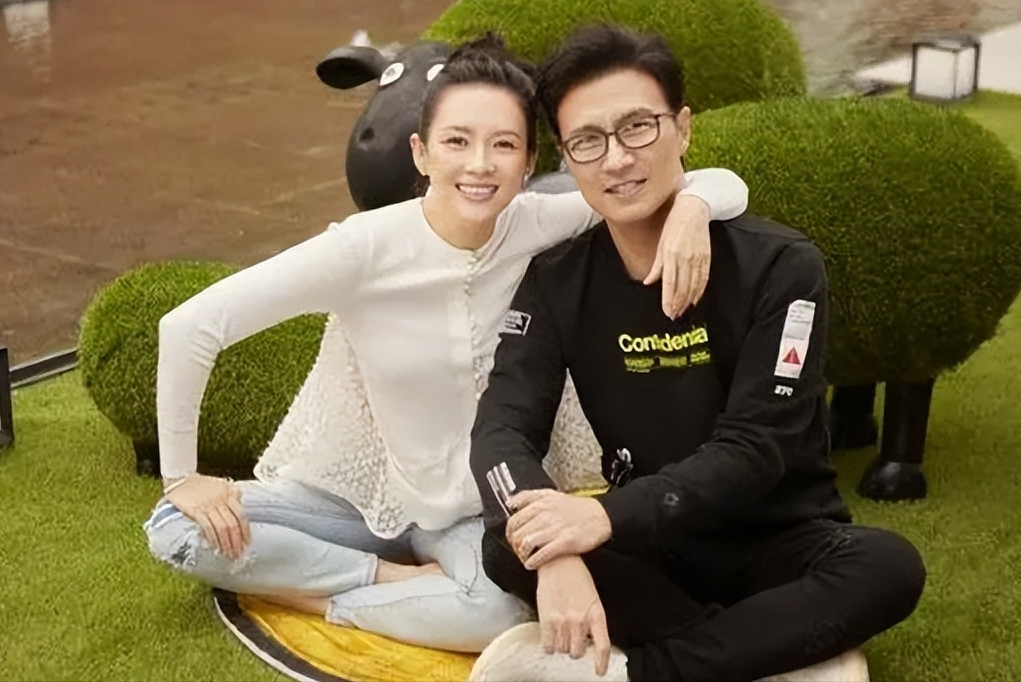 两张全家福,将朱丹与章子怡截然相反的婚姻状态,体现得淋漓尽致