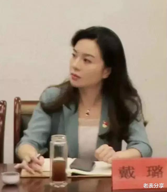 李少莉|戴副局长被曝光住别墅开大奔,戴10000多元项链,穿1000多元衣服