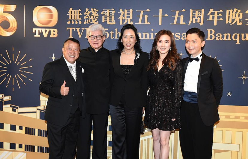 64岁朱玲玲陪老公出席晚会,戴翡翠项链贵气十足,集团接班人罗宝瑜罕见露面