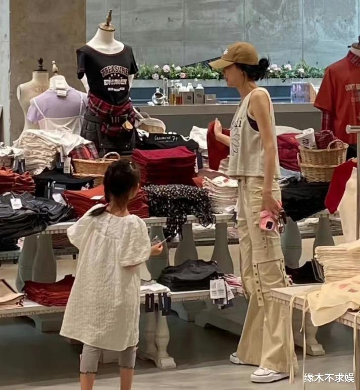 170cm孙怡沃尔玛扫楼，衣服皱巴巴本人又高又瘦，双腿暴露年龄
