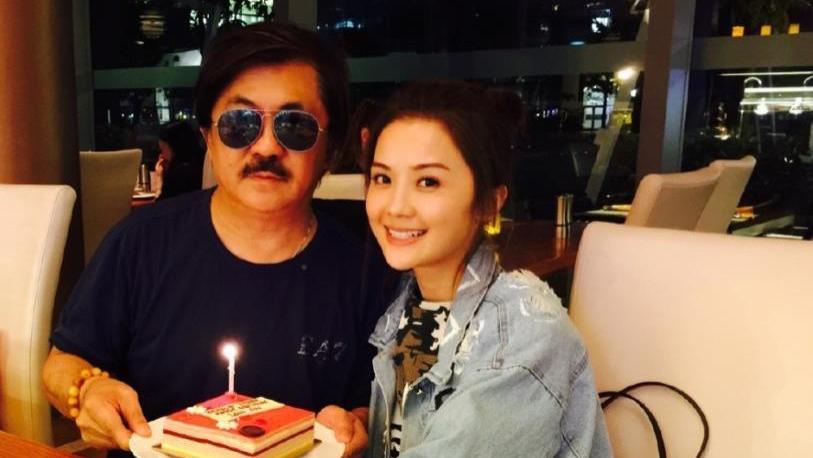 蔡卓妍回港为父庆生，同台演唱卖力忘我，奈何动作太大露出打底裤