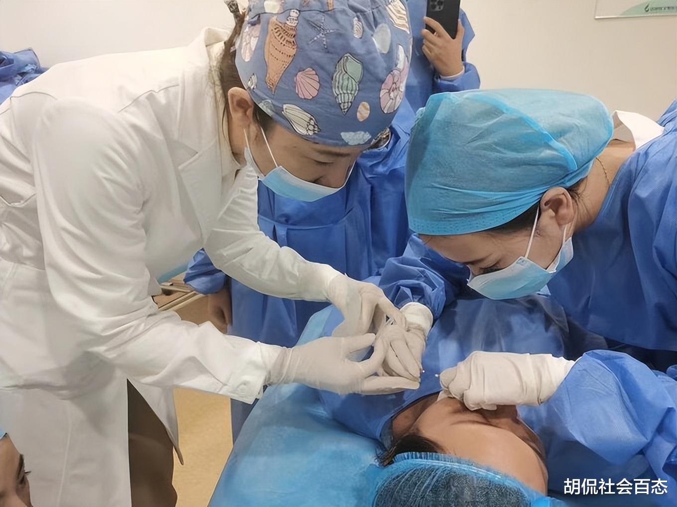 女子去纹眉,回家后遭老公怒斥,女子:花一份钱纹两倍面积,值得