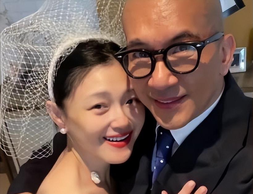 大S 大S剪短发扮嫩拍大片,嘟嘴卖萌