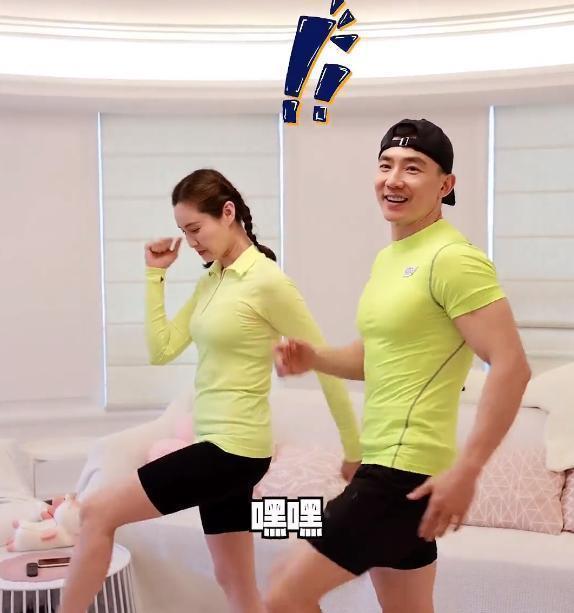 刘畊宏夫妇录节目被偶遇,真实身材引关注,网友:跟直播间差别大