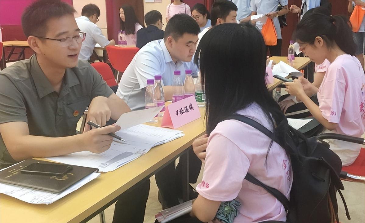 求职|名校高材生求职碰壁,含泪表示:后悔报考此专业,浪费了高考分数