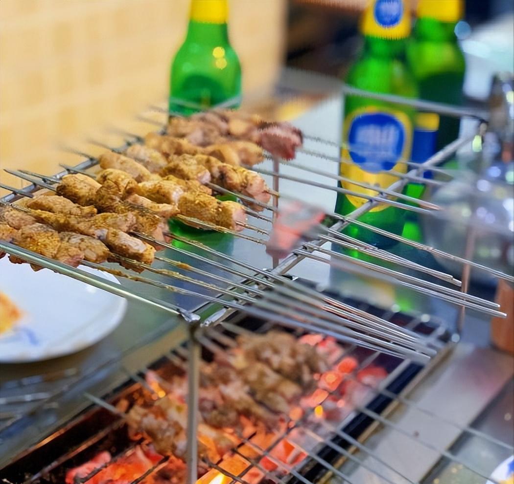 |四川小老板组团来吃淄博烧烤,看到菜单愣住了:老板是不想挣钱吗