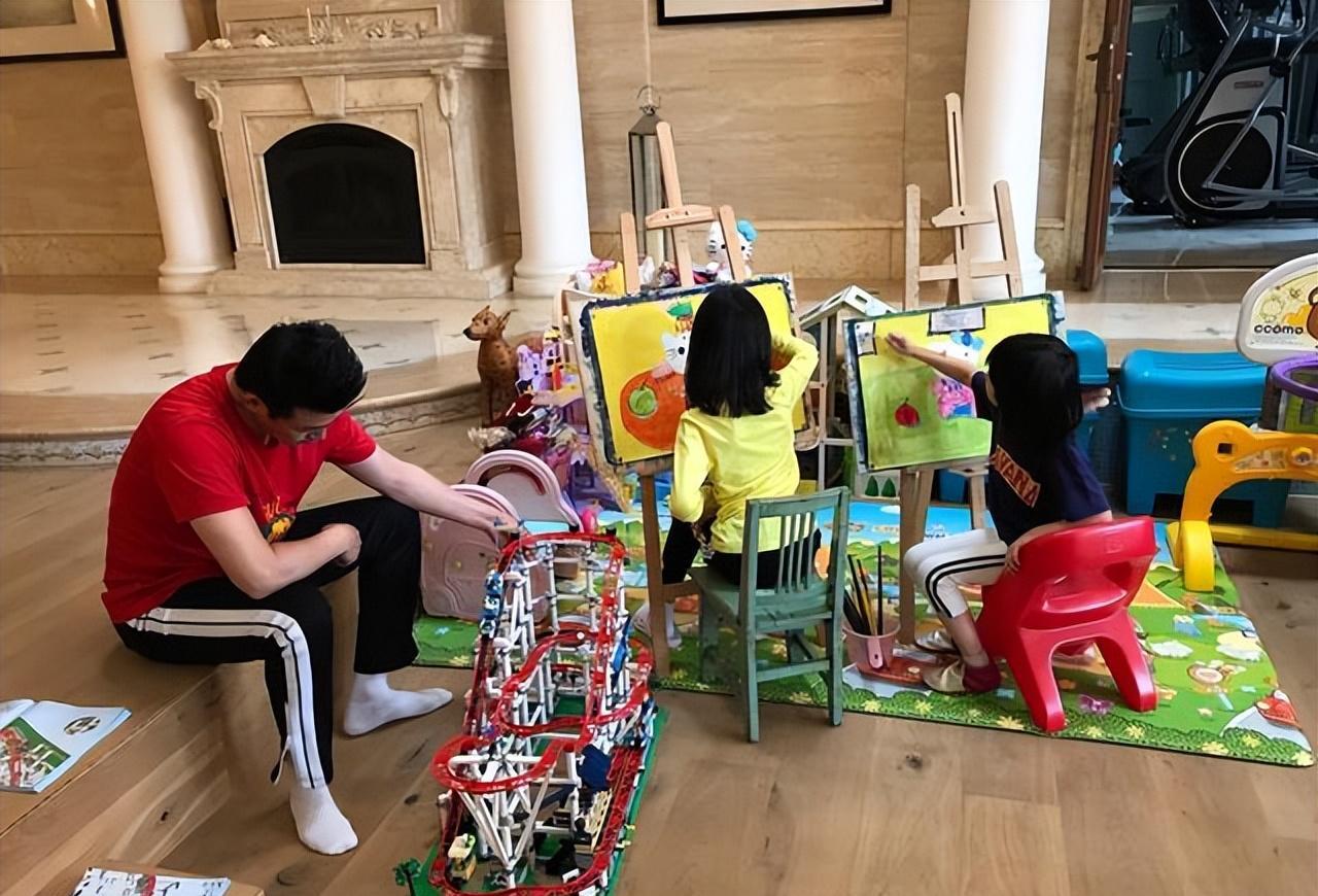 同样是养女儿，当17岁黄多多和贝儿、森碟站在一起，差别就出来了！