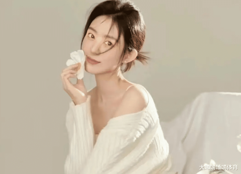 张镇麟前女友穿旗袍！皮肤白嫩，身材火辣很惹眼，家世显赫不一般