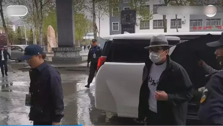 成龙|68岁成龙现身少林寺,走路踉跄直不起腰老了很多,双手握手很谦卑