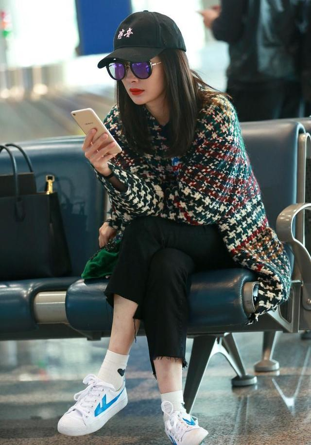 杨幂分享看展的自拍,身材瘦小穿的单品都普通,但时尚感是真的强