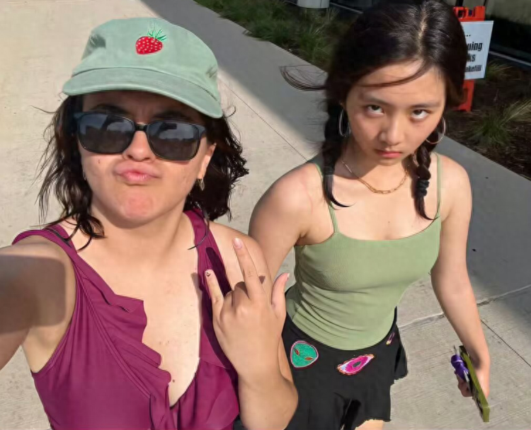 曹格13岁女儿打扮遭吐槽,穿低领露背太成熟,可谓女大十八变