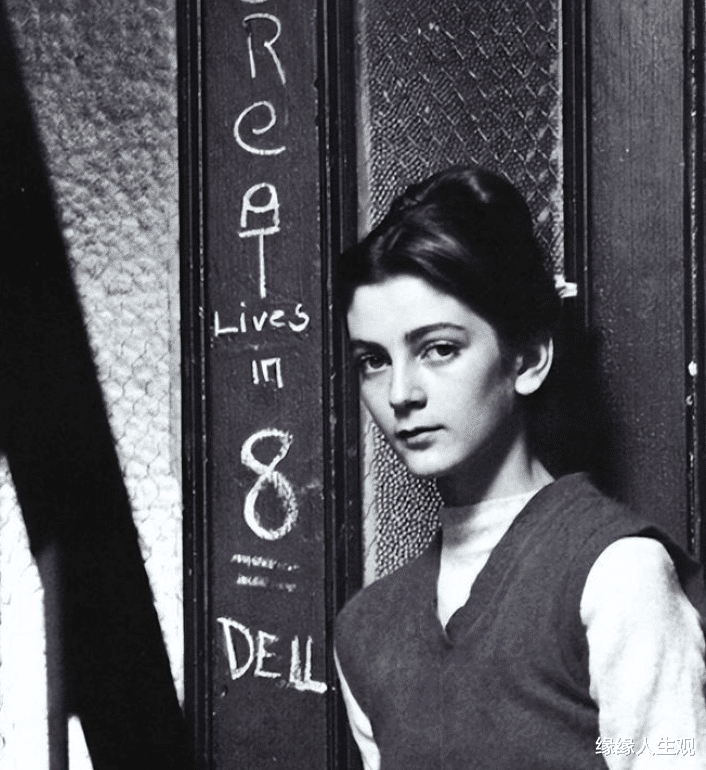 岁月不败美人，91岁卡门赤身裹白床单拍摄，一双大长腿格外迷人