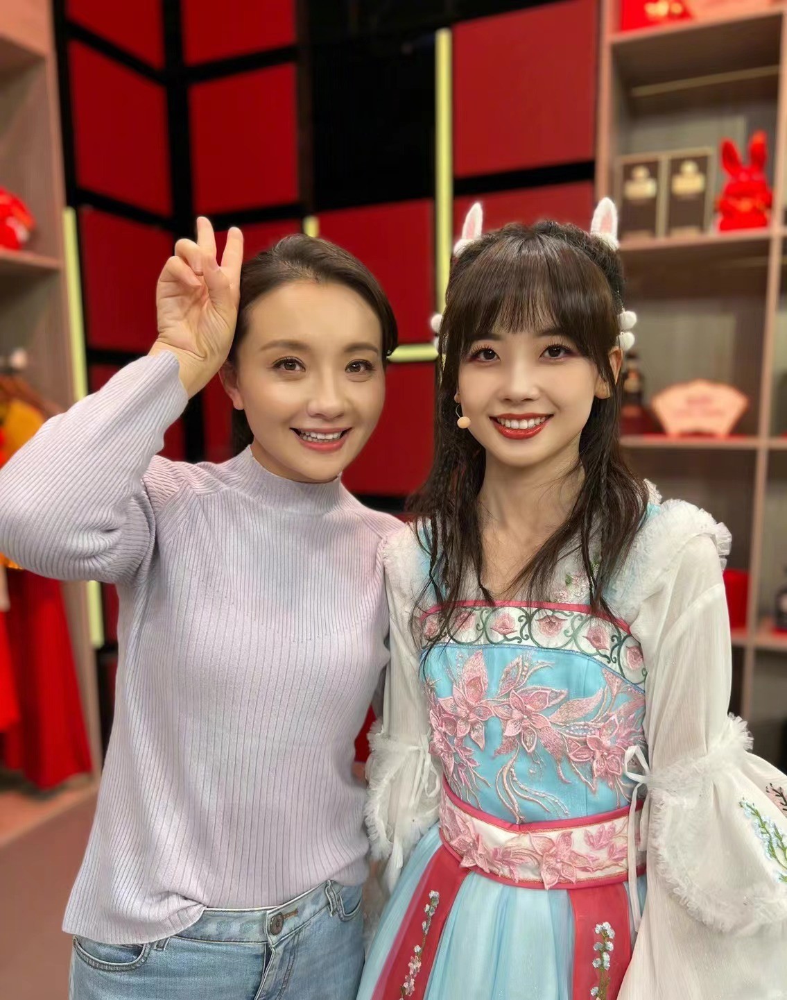 孙茜|《甄嬛传》孙茜带6岁儿子走秀！儿子穿西装超帅，母子合体太养眼