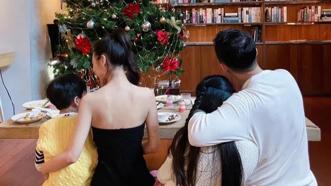 汪小菲正式官宣！高调晒4人背影照，新女友送2w礼物，打扮引争议