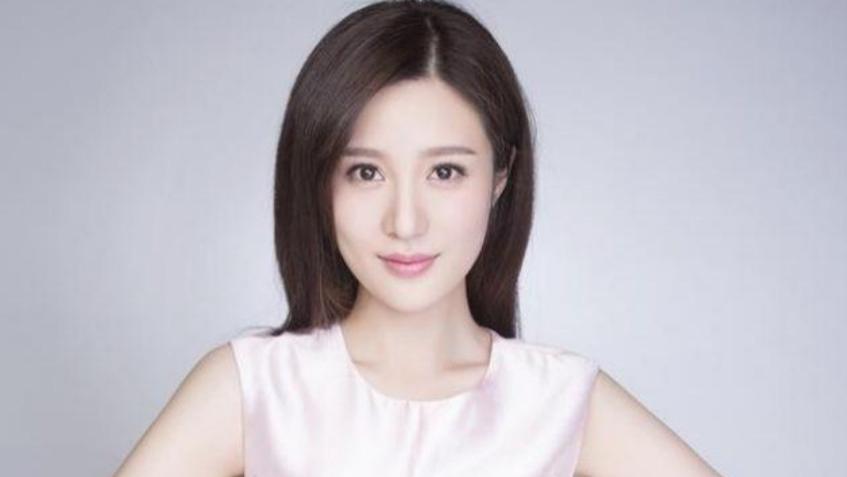 她刚出道就被姑父力捧为女一号，姑父移情新欢，她跌落为18线演员