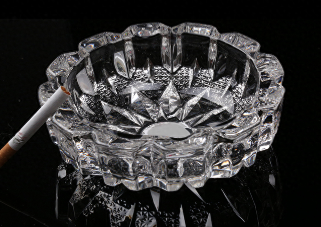 提醒老烟民：4种香烟被列入黑名单，别以为对身体好，有在吸的吗