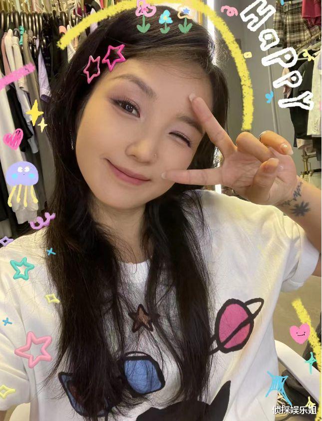 何洁晒朋克风美照，烟熏妆个性养眼，瘦身近70斤后脱胎换骨美炸屏