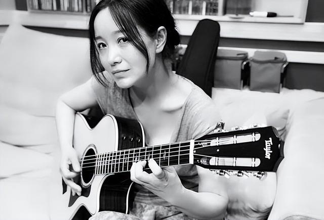 她连上4次春晚，和恩师同居怀孕，被骗流产，如今51岁依然单身