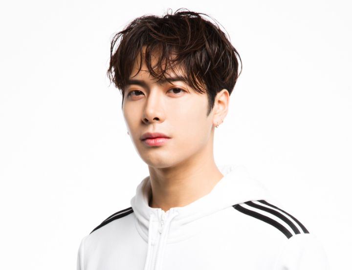 王嘉尔爸妈被偶遇,与路人合影神情紧张似乎要干架,长相引争议