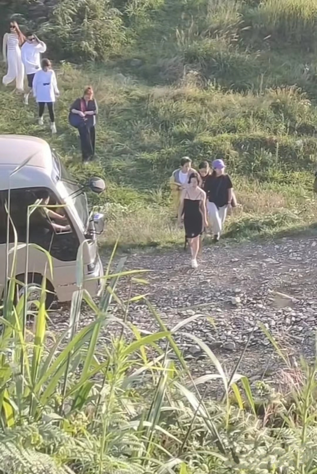 百亿阔太何超琼现身山沟,不怕蚊虫和山路,穿黑色吊带裙抢镜