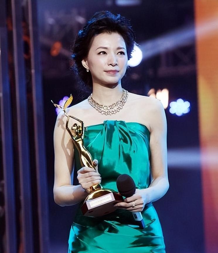 董卿|自称“被迫缺席”春晚主持,如今的董卿,究竟是怎么走到这一步?