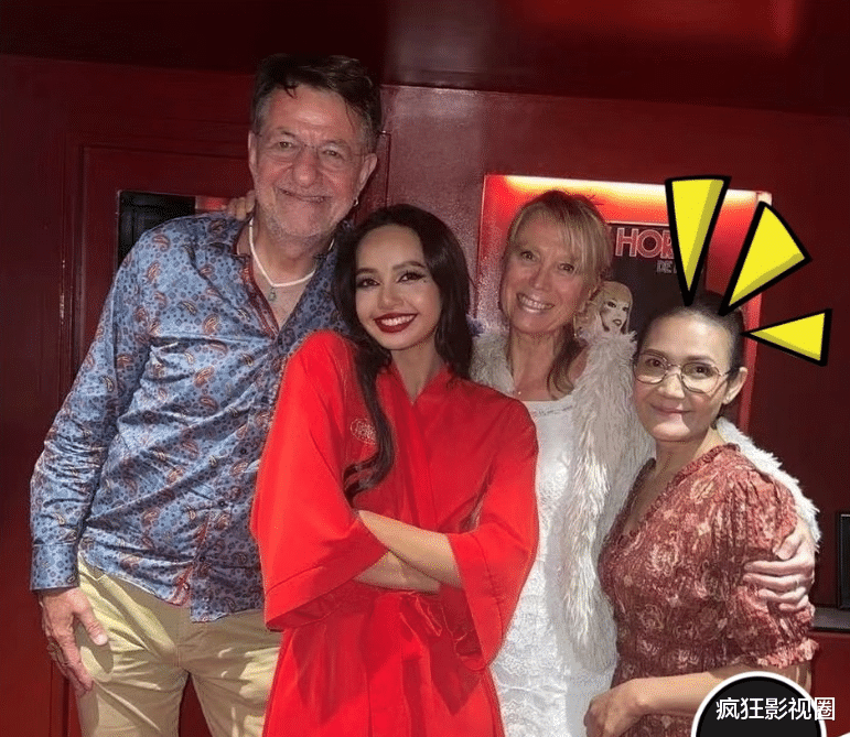 疯马秀事件升级,Lisa幕后生图曝光,两位看秀女星彻底凉凉