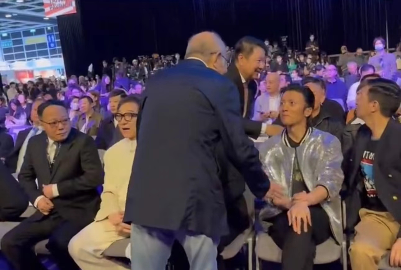 电影|英皇巡礼巨星云集!刘德华年轻,成龙谈笑风生,张学友谢霆锋社恐