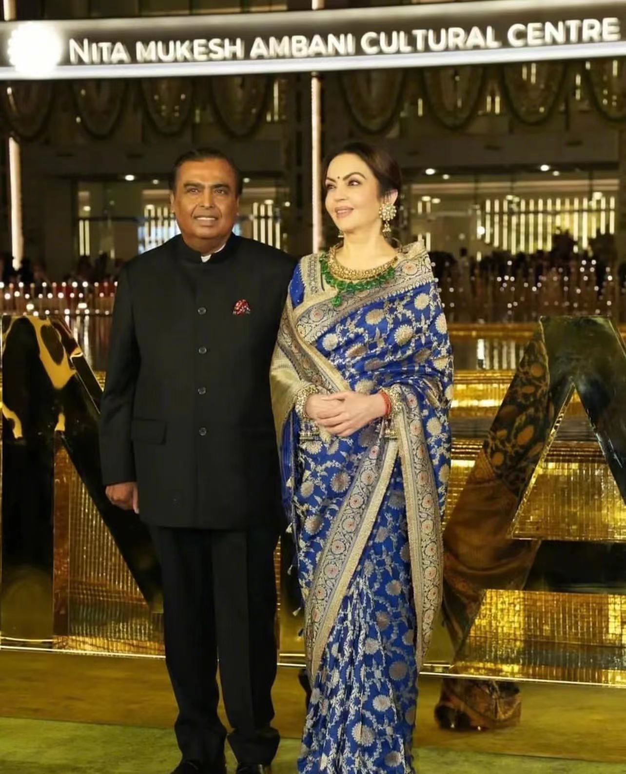 超模|印度首富太太走红毯太美！穿奢华纱丽有旺夫脸，曾花7个亿嫁女儿