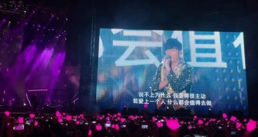 票价暴跌!周杰伦演唱会门票被烧成灰,黄牛赔本如潮,网友们意见一边倒