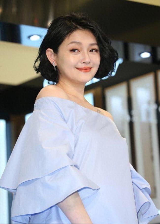 大S闪现台北街头,精心打扮仍难掩臃肿!网友感叹她终于下床了