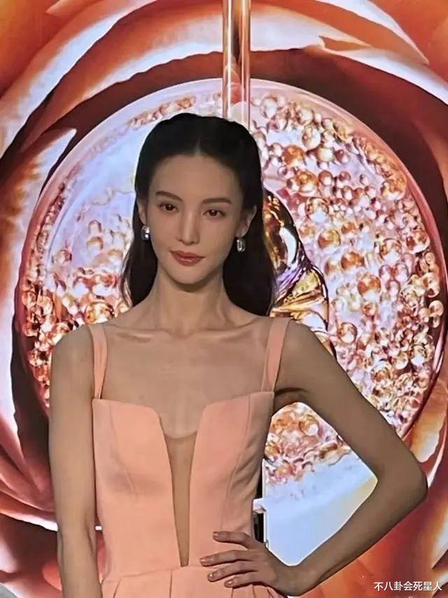 舒淇的皱纹和刘亦菲的“壮”，撕开了女明星的遮羞布