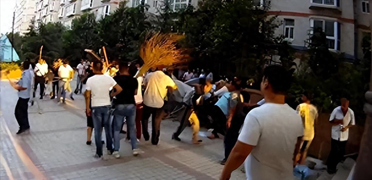 把三个女儿弄去坐牢后,蓝翔校长再送原配入狱,这次被“反杀”了!