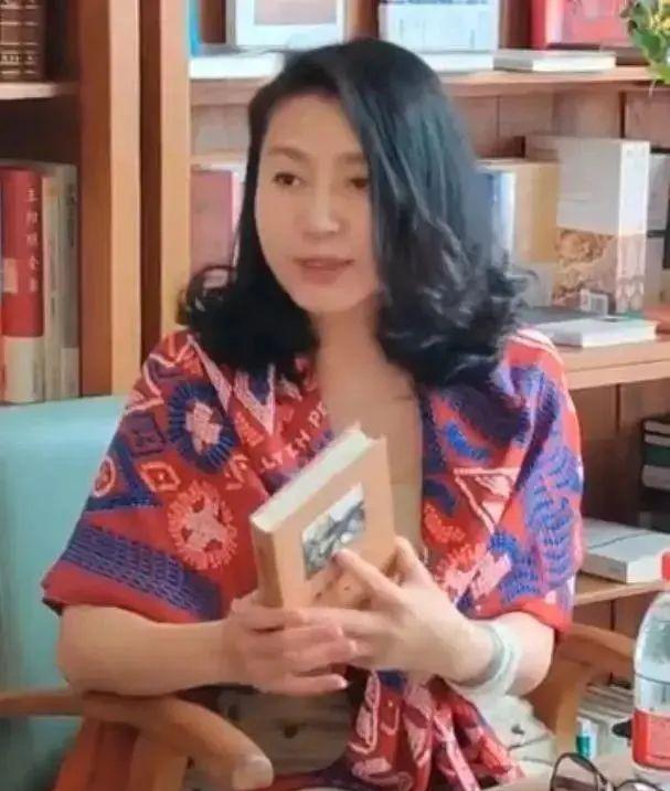 发型 王小丫生图大变样，梳老人发型认不出！身材并不好但气质依旧优雅!