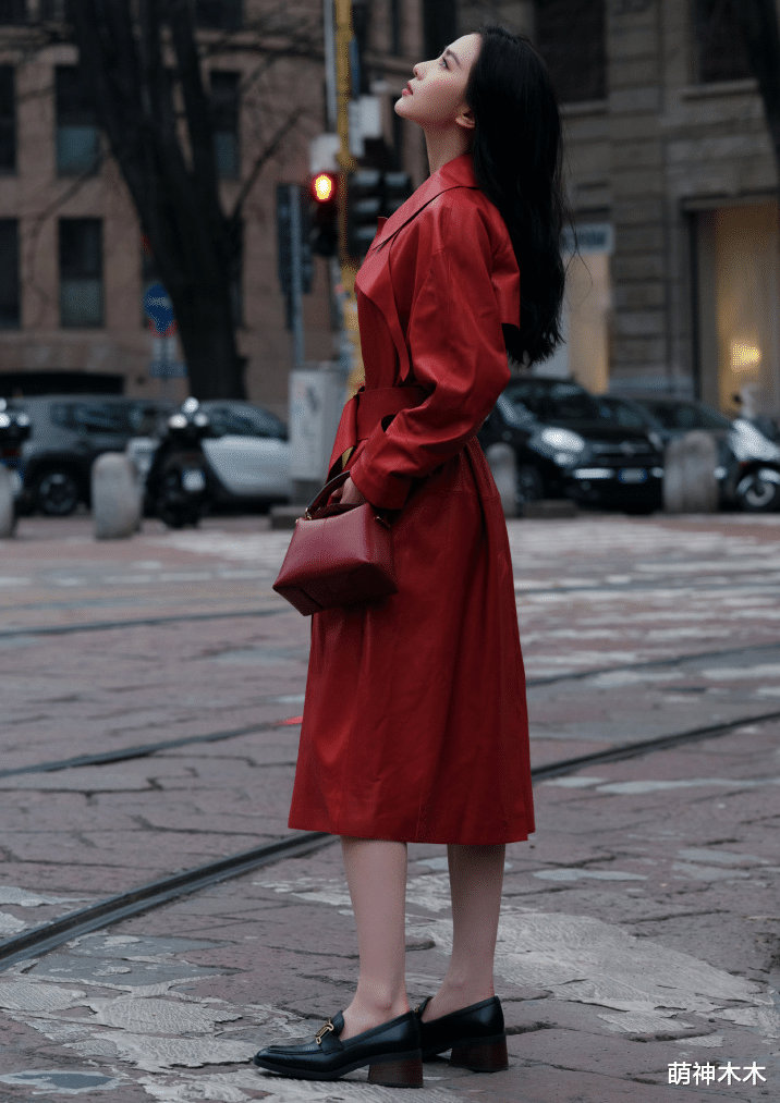 刘诗诗|刘诗诗外媒生图曝光,假睫毛掉脸上太尴尬,穿过季旧款撞衫韩女星