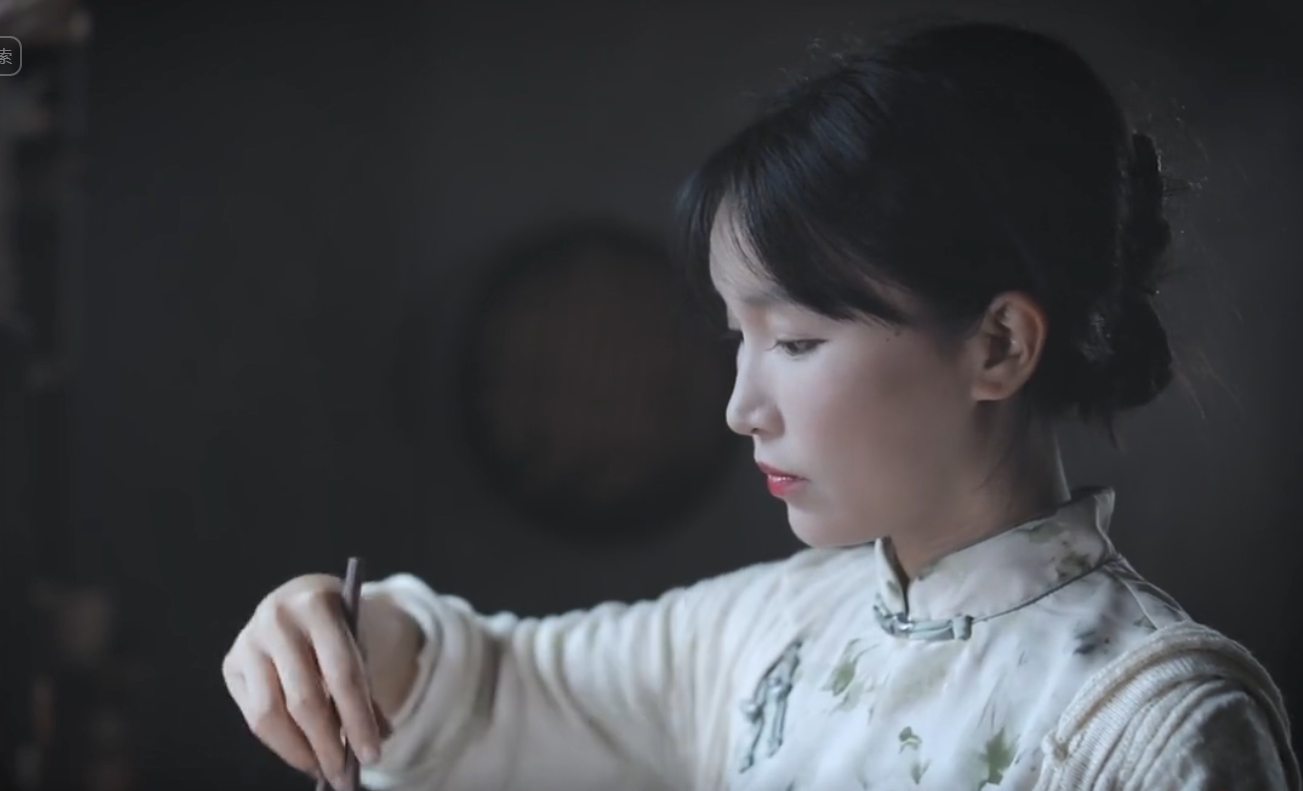 网红李子柒复出疑整容，嘴歪脸僵成蛇精脸，官宣新身份透未来动向