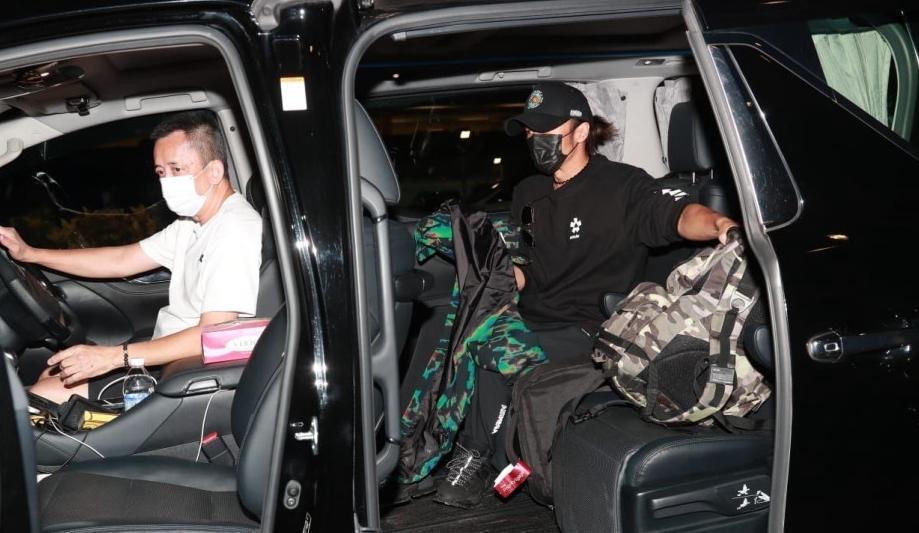 港媒曝谢霆锋长子疑似情窦初开,携异性澳洲逛街,女方正面照曝光