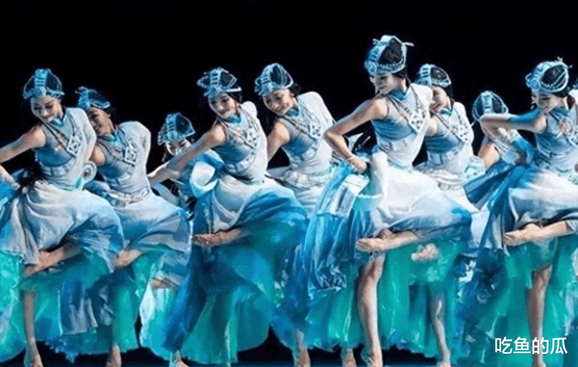 恒大歌舞团私照流出，细腰身，丰腴迷人，网友：还是有钱人会玩