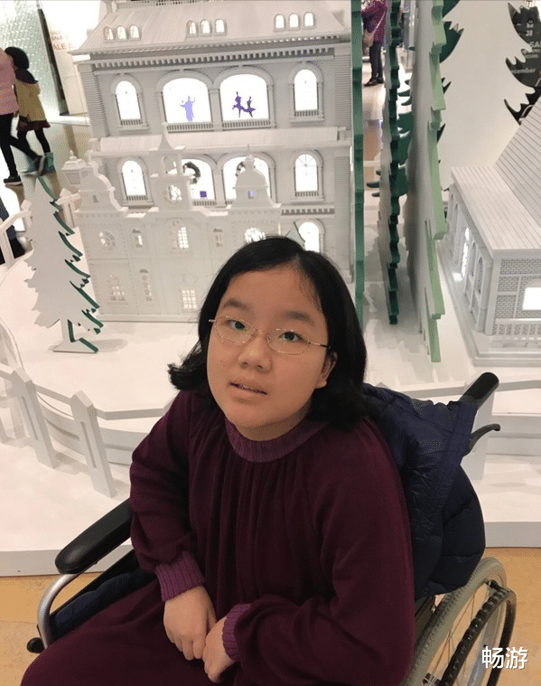 66岁陈美琪朴素的令人心疼!身着旧衣服挎布包,面对粉丝再三鞠躬