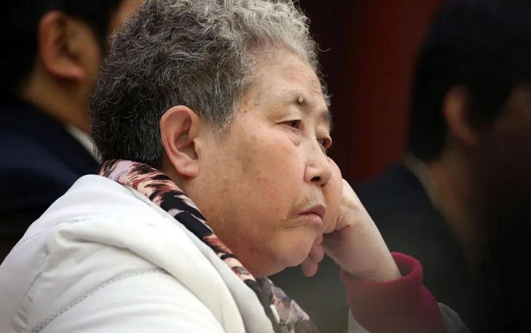 老干妈|老干妈出货量暴跌一半，陶华碧亲自出山不管用了？